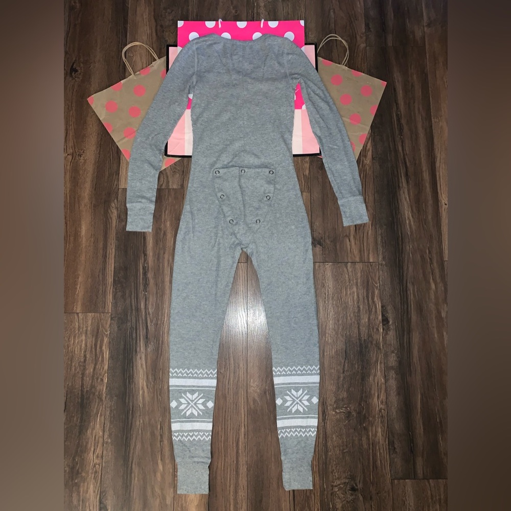 VS PINK SIZE XS HTF OLD SCHOOL ONE PIECE BUTT FLAP ONESIE SLEEPER. - Picture 8 of 10